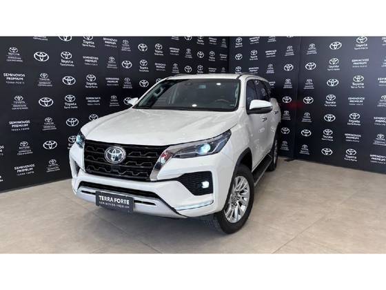 TOYOTA HILUX SW4 2.8 D-4D TURBO DIESEL SRX 7L 4X4 AUTOMÁTICO TOYOTA HILUX SW4 2.8 D-4D TURBO DIESEL SRX 7L 4X4 AUTOMÁTICO